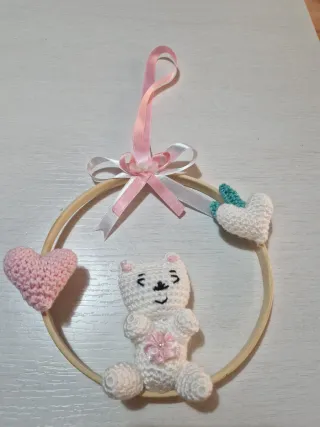 Detalle bebé: Aro bordado con osito y corazones