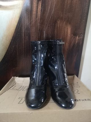 Botines charol negros con cremallera