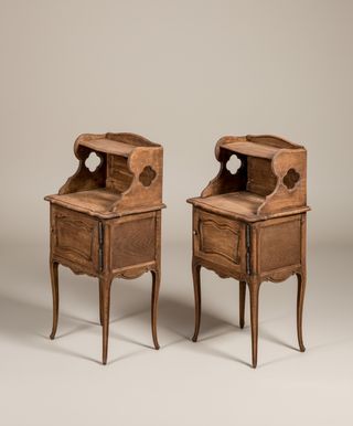 Pareja de mesitas de roble antiguas