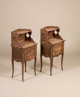 Pareja de mesitas de roble antiguas