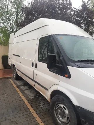 Furgoneta ford transit sobreelevada 
