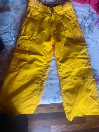 Pantalón de nieve más guantes 15 €
DECATLÓN 