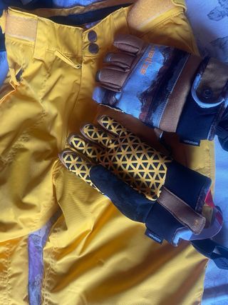 Pantalón de nieve más guantes 15 €
DECATLÓN 