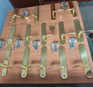 Manillas doradas para puerta
