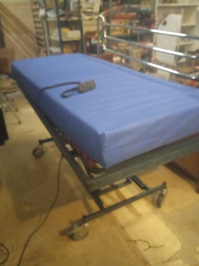 Cama hospitalaria eléctrica