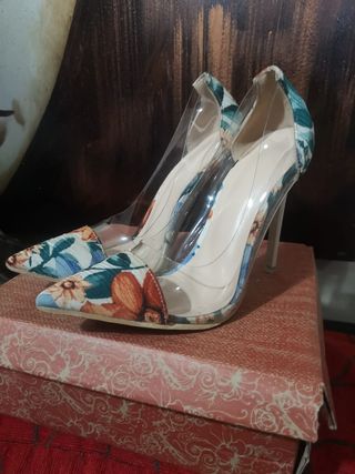 Zapatos de tacón transparentes con flores