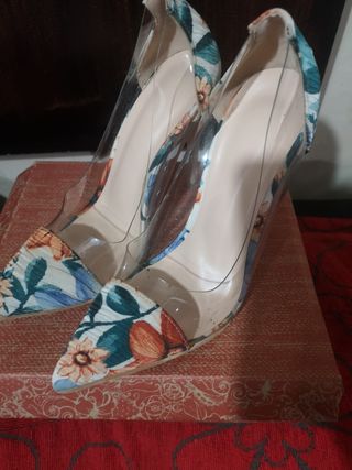 Zapatos de tacón transparentes con flores