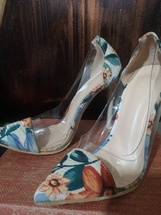 Zapatos de tacón transparentes con flores
