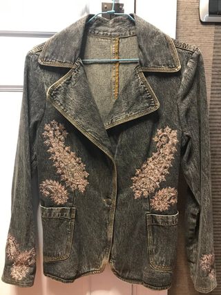 Chaqueta vaquera bordada