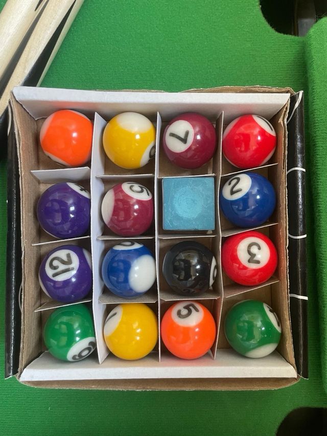 Mini mesa billar con accesorios. Falta bola blanca