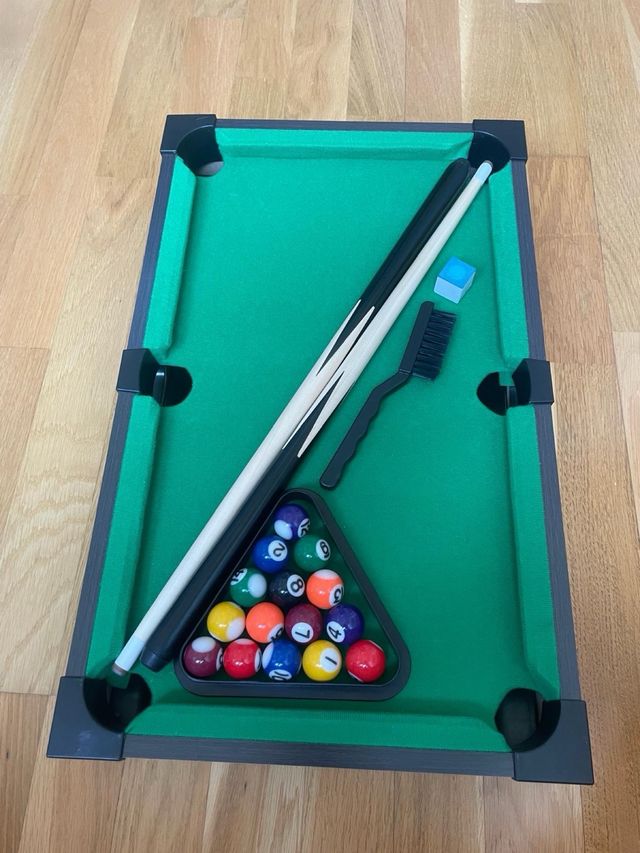 Mini mesa billar con accesorios. Falta bola blanca