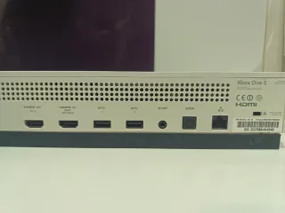 Xbox One S con mando negro