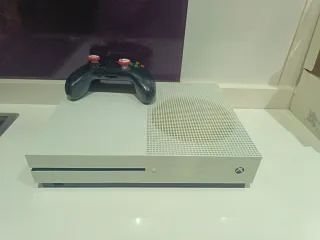 Xbox One S con mando negro