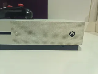 Xbox One S con mando negro