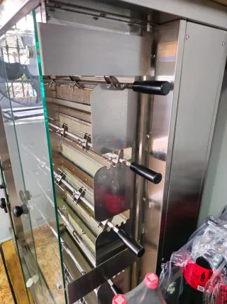 Asador de pollos con 6 espadas y pinchos