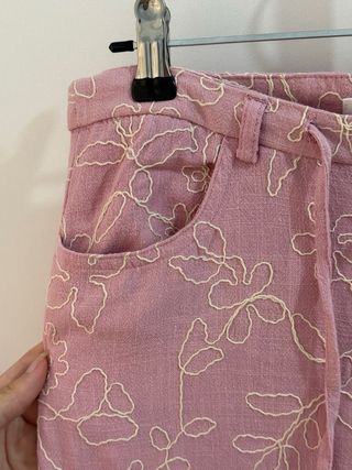 Pantalón lino bordado floral rosa