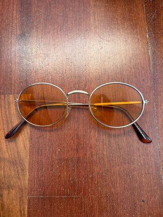 Gafas de sol redondas doradas con lentes naranjas