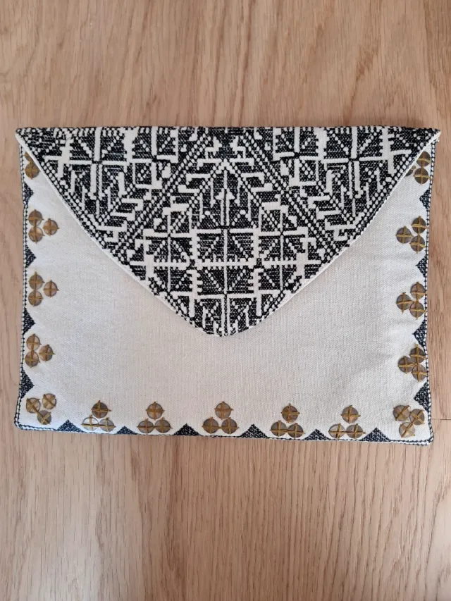 Bolso de mano bordado.