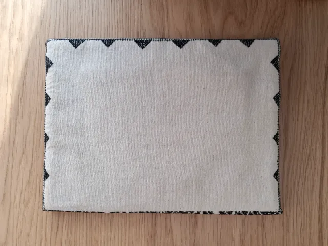 Bolso de mano bordado.