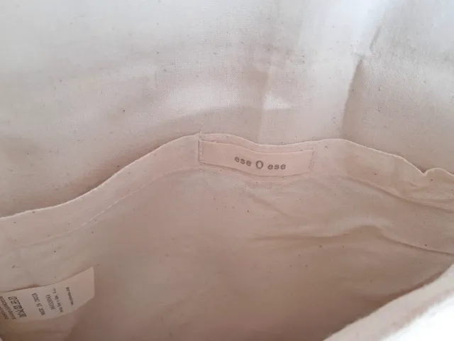 Bolso de mano bordado.