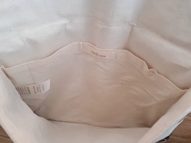 Bolso de mano bordado.