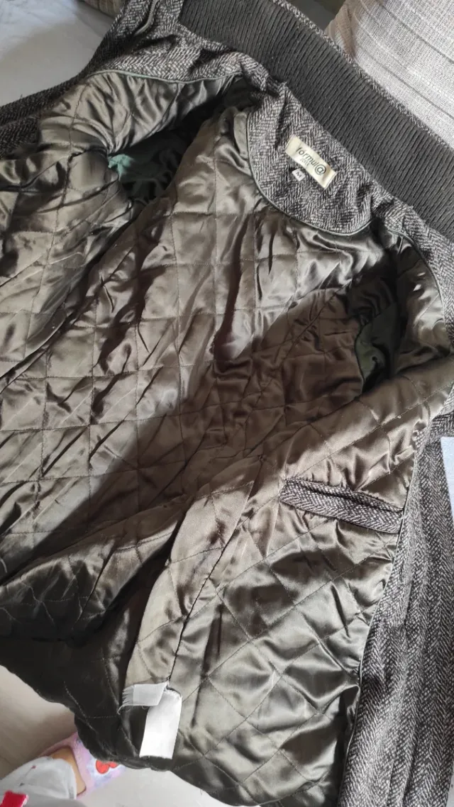 Abrigo juvenil marrón con cremallera