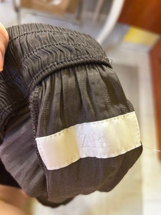 Pantalón ancho satinado marrón de Zara