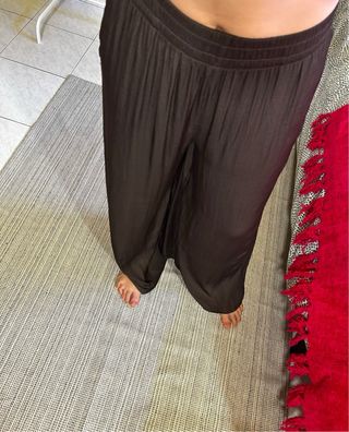Pantalón ancho satinado marrón de Zara
