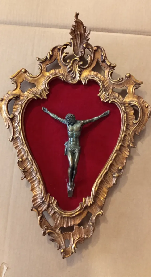 Crocifisso antico con cornice dorata in legno.