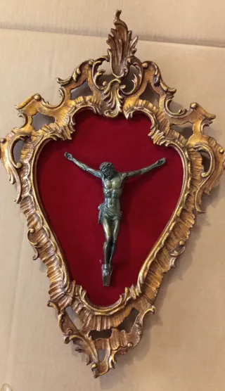 Crocifisso antico con cornice dorata in legno.