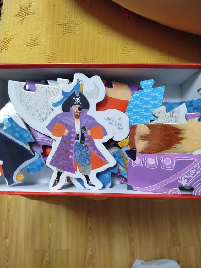 Puzzle Djeco Elliott el Pirata 36 piezas completo.