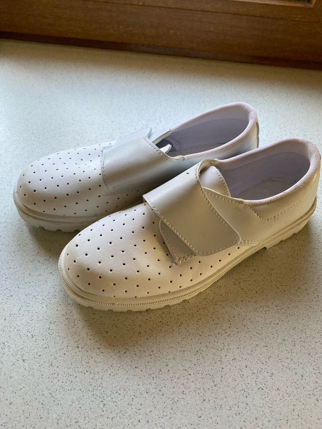 Zuecos profesionales blancos perforados