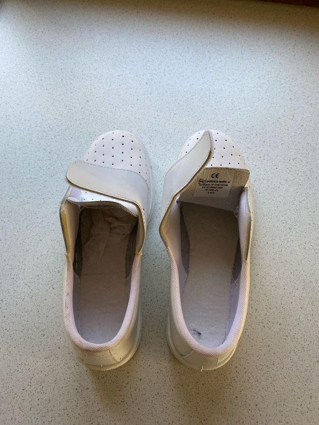 Zuecos profesionales blancos perforados