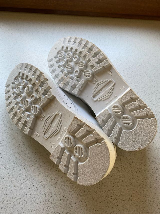 Zuecos profesionales blancos perforados