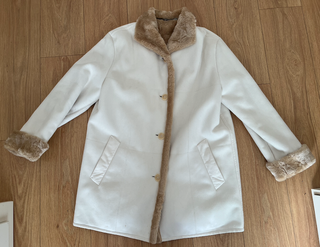 abrigo blanco y marron de fuchs schmitt