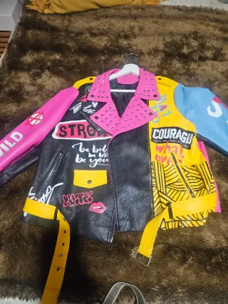 Cazadora polipiel multicolor con tachuelas