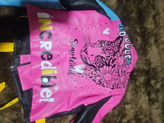 Cazadora polipiel multicolor con tachuelas