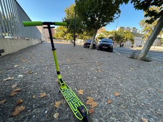 Patinete scooter verde y negro