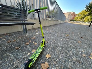 Patinete scooter verde y negro