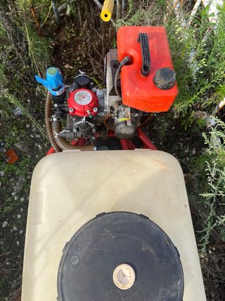 Pulverizadora con motor y ruedas