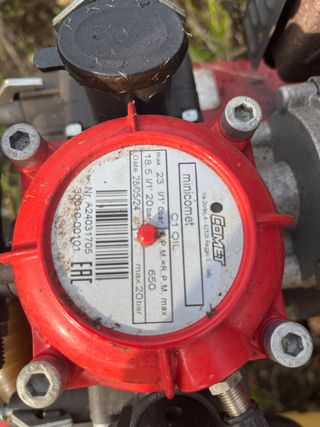 Pulverizadora con motor y ruedas