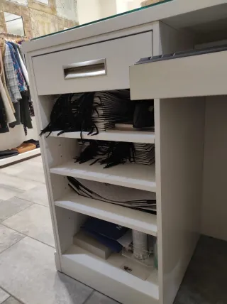 Mostrador blanco para tienda