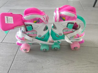 Patines infantiles rosas y blancos
