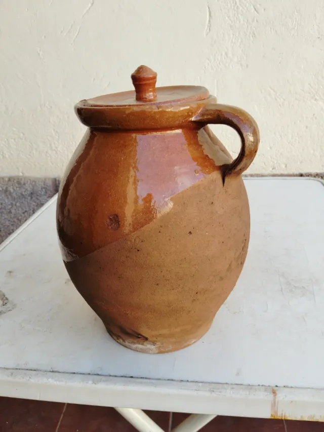 Puchero de barro con tapa Decorativo