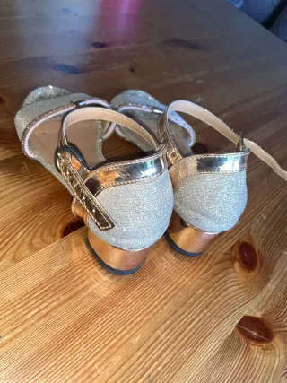 Tacones brillantes niña dorados