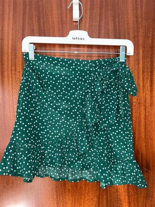 Falda corta Shein verde con volantes