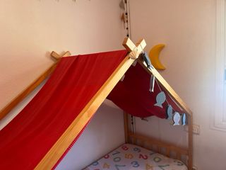 Cama infantil tipo casa de madera