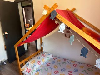 Cama infantil tipo casa de madera