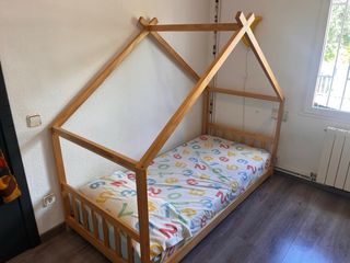 Cama infantil tipo casa de madera