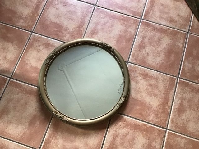 Espejo antiguo dorado con marco decorado